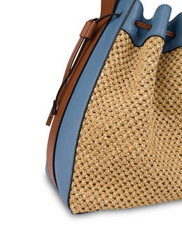 Aura bucket bag in raffia and calfskin Photo 5