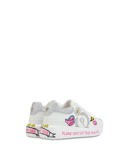 Sneakers with 'Please don't eat the flowers' written Photo 3