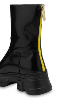 Unexpected Color abrasive calfskin ankle boot Photo 4